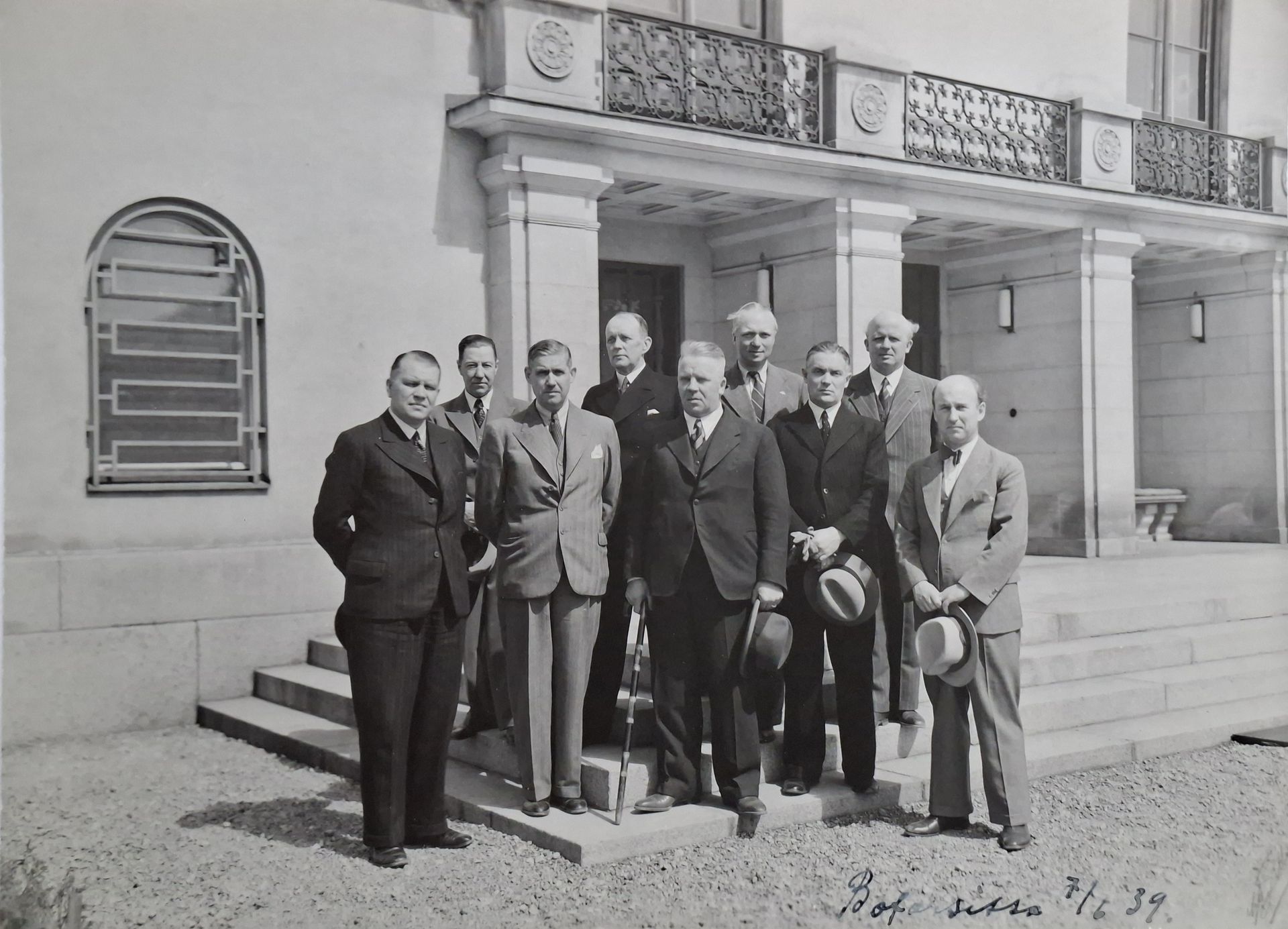 Puolustusministeri Boforsissa tykkikaupoilla kesällä 1939. Niukkasen (keskellä) itsepäisyyttä ja omavaltaisuuttakin on paljolti kiittäminen siitä, ettei Suomi ollut aivan niin huonosti varustautunut kuin muutoin olisi ollut Neuvostoliiton hyökätessä. KMA Niukkasen kokoelma.