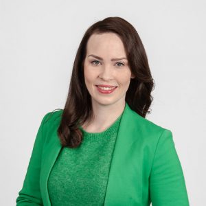 Kansanedustaja Hilkka Kemppi ja vihreä asu, studiokuva