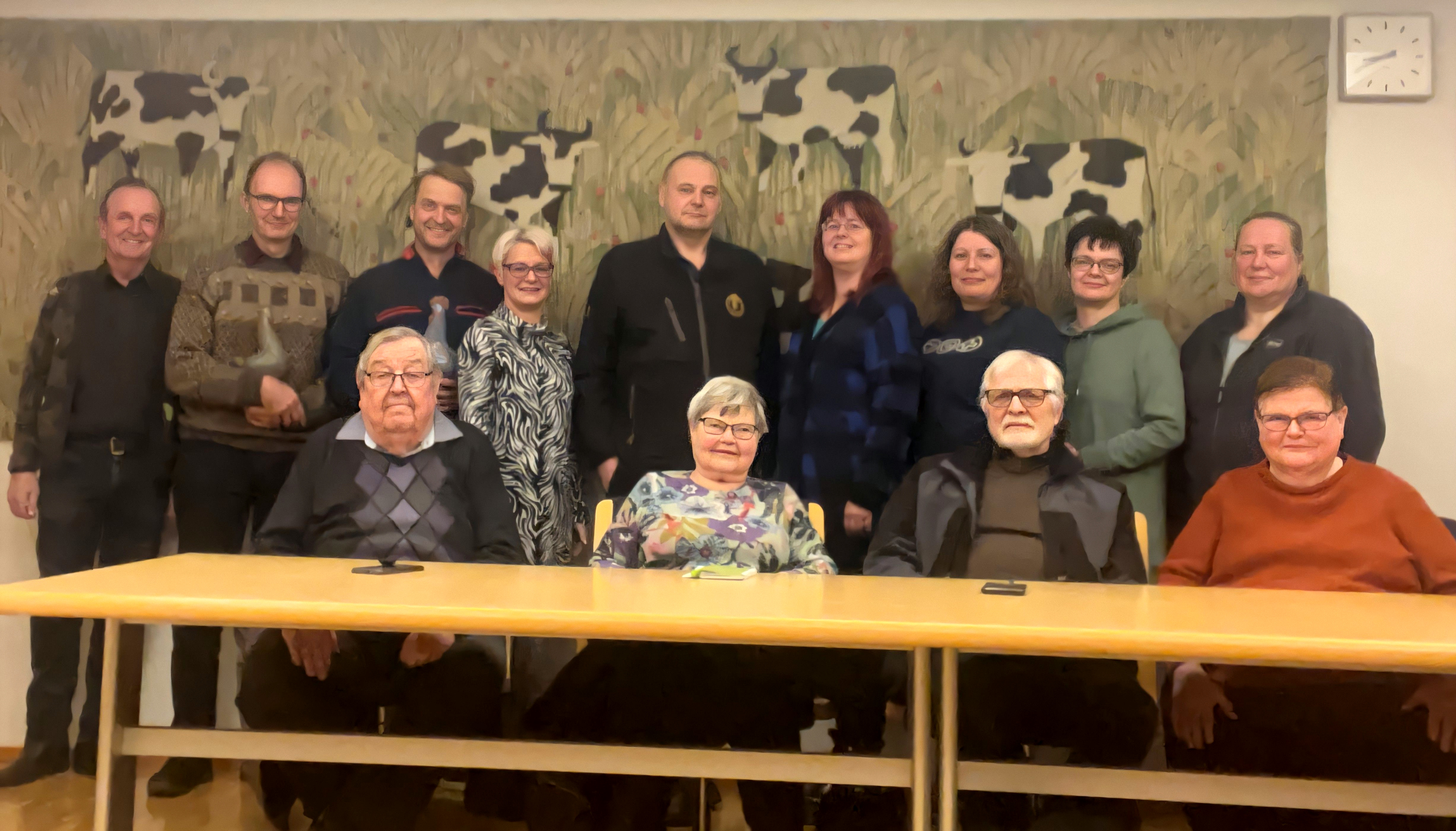Kuvassa Keskustan Jokioisten kunnallisjärjestön hallitus 2025.