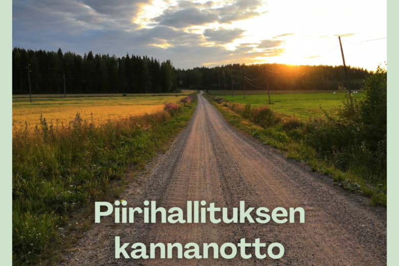 Kuvassa hiekkatie auringonlaskussa.