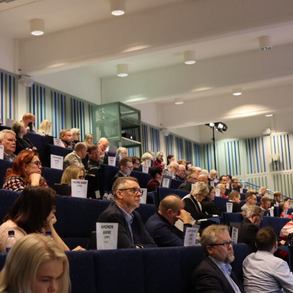 Palveluverkko palautettiin valmisteluun - E-P:n hyvinvointialueen aluevaltuuston kokous 15.12.2025