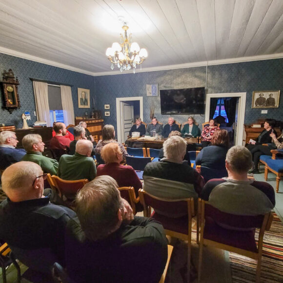 Kaikille avoin sote-aiheinen tupailta Alahärmän Käräjätalolla keräsi tuvan täydeltä kuulijoita