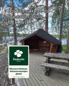 Laavu Keitele-järven rannalla kirkkoa kiertävällä luontopolulla. Laavu on ruskea, katto on musta. Terassi on puusta, edessä myös pöytä ja penkkejä. Takana näkyy mäntyjä ja järven selkää. Edessä on kuva Viitasaaren Keskusta kotiseuturakastajien yhteisö. Tietoa, tunnetta ja ratkaisuja.