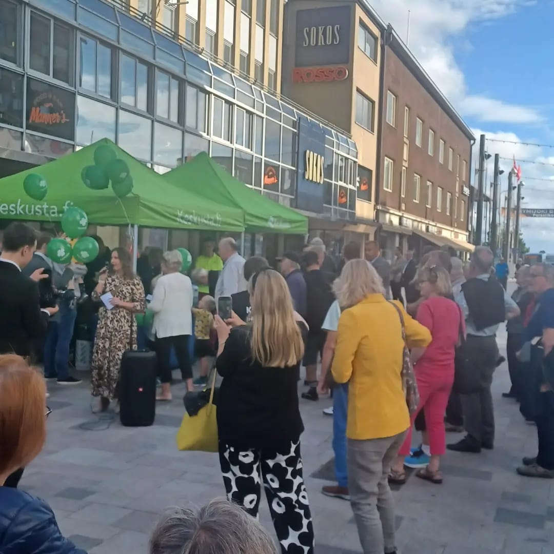 Ihmisiä Keskustan teltalla Kouvolassa kävelykatu Manskilla. kansanedustaja Eeva Kalli puhumassa
