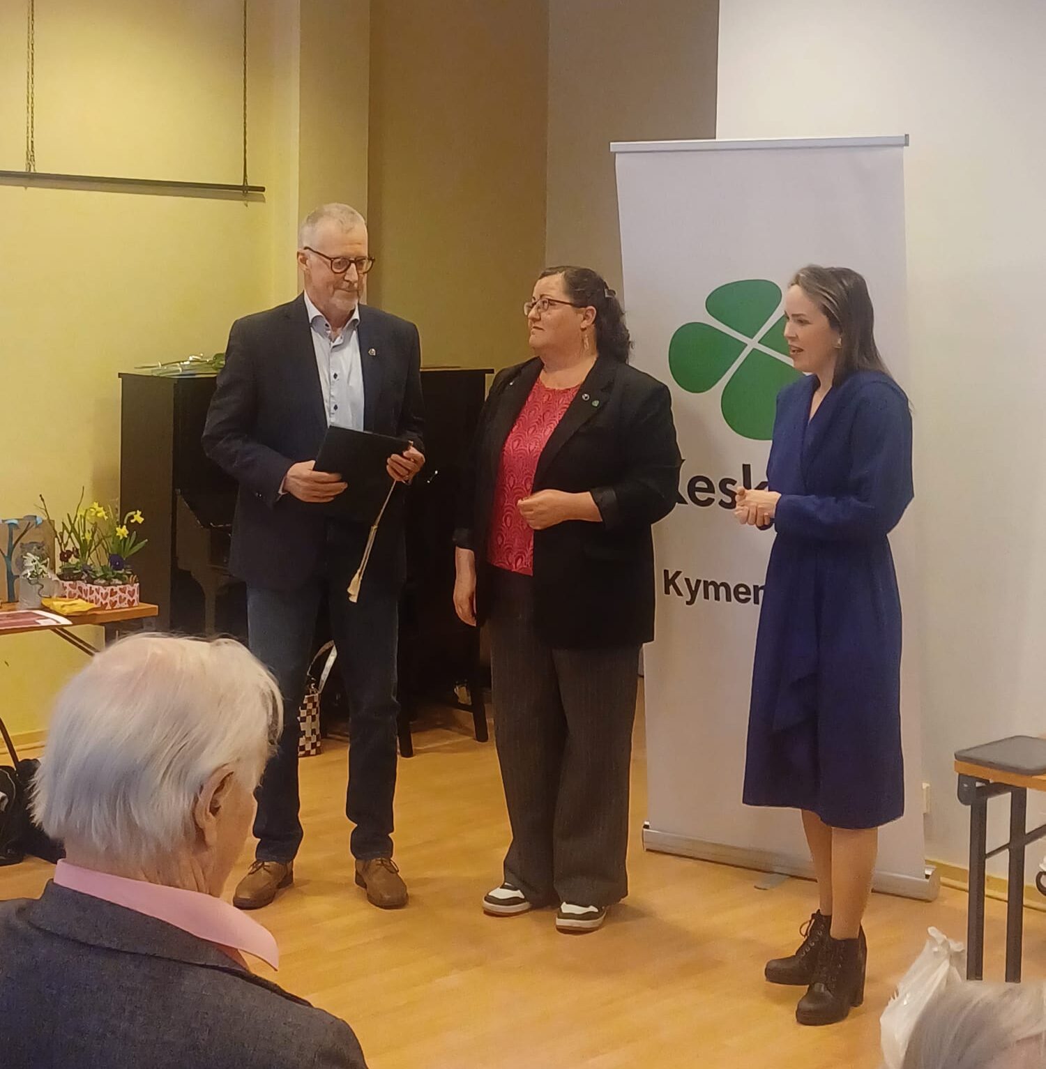 Lasse Siukkolalle luovutetaan kultainen ansiomerkki