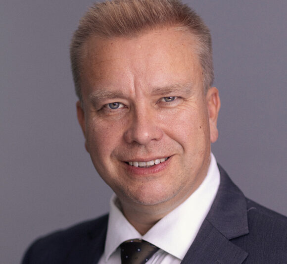 Puheenjohtaja Antti Kaikkonen puoluevaltuuston kokouksessa 25.4.2026