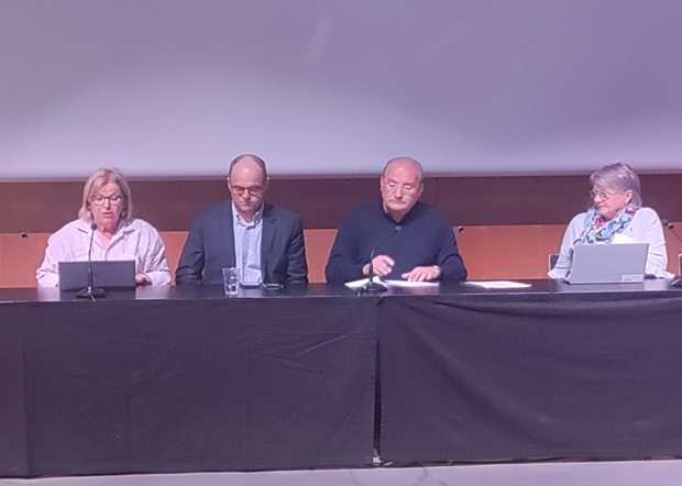 Kuvassa aluevaltuuston 1. varapuheenjohtaja Vuokko Tieva-Niittyvuopio ja aluehallituksen jäsenet Tommi Lepojärvi, Timo Peisa ja Raija Kerätär.