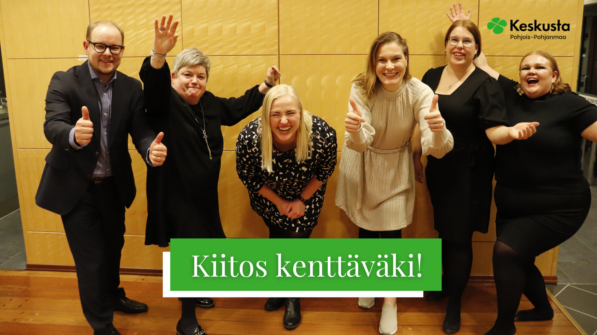 kuvassa piiritoimiston työntekijöitä sekä piirin puheenjohtaja Marjut Lehtonen ja varapuheenjohtaja Liisa Ojantakainen aluevaalien vaalivalvojaisissa. Tunnelma oli riemukas, koska Keskusta oli Pohjois-Pohjanmaan hyvinvointialueella isoin.
