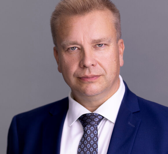 Keskustan puheenjohtaja Antti Kaikkonen puoluekokouksessa 5.6.2025
