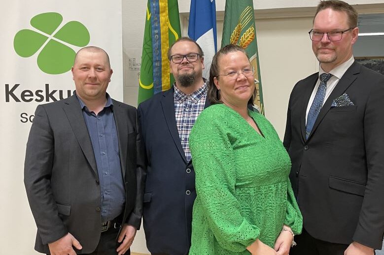 Kuvassa Satakunnan Keskustan piirikokouksessa 16.11.24 valittu puheenjohtajisto vuodelle 2025. Oikealta pj Jari Lepistö, vpj:t Satu Jokela, Matti Hatanpää ja Niklas Vähä-Ettala