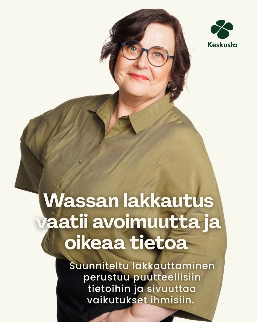 Maarit Viikilä seisoo ja hymyilee