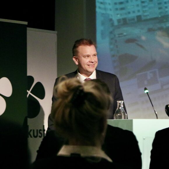 Puheenjohtaja Antti Kaikkonen puoluevaltuuston kokouksessa 25.4.2026