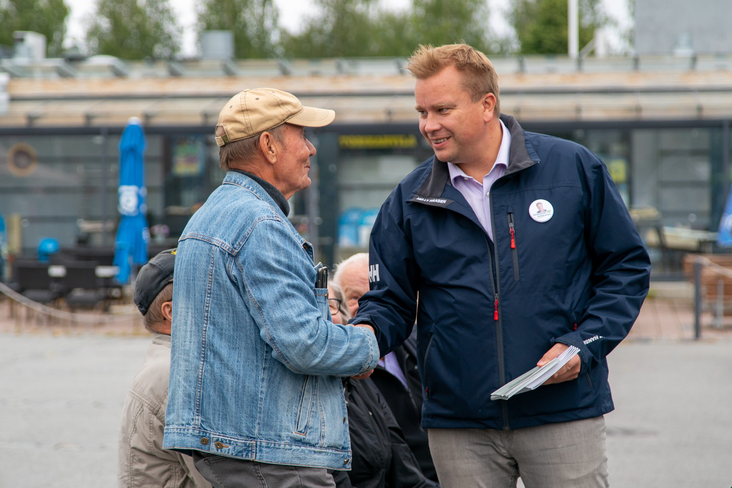 Antti Kaikkonen torilla tapaamassa ihmisiä