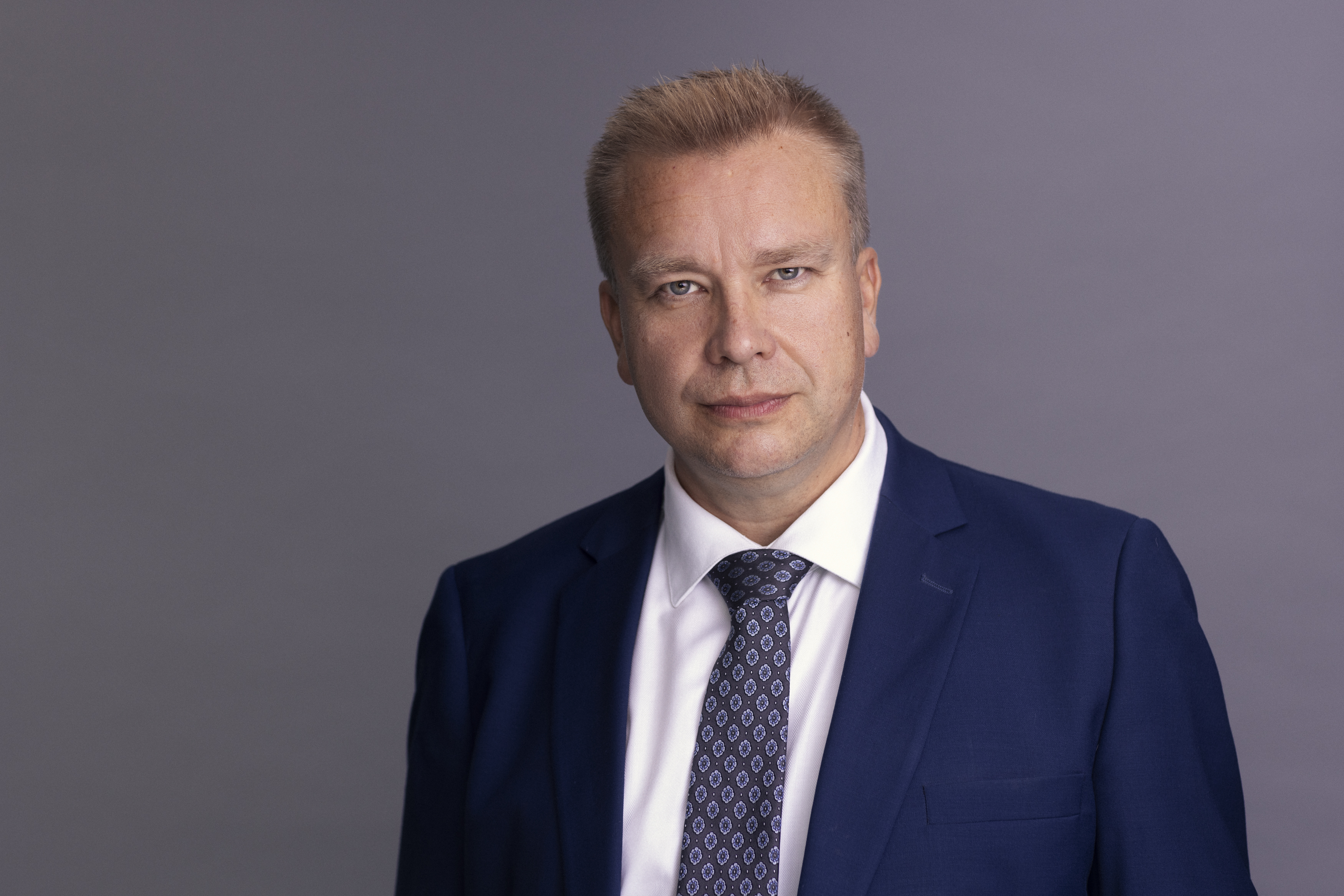 Keskustan puheenjohtaja Antti Kaikkonen vakavana.