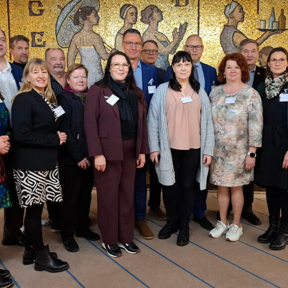 Kuntaliiton Keskustan uuden valtuuskuntaryhmä 5.12.2025: Hallitus kriisiyttää kunnat