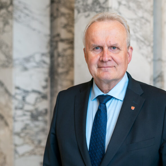 Keskustan ryhmäpuhe lähetekeskustelu valtioneuvoston selonteoksi valtakunnallisesta liikennejärjestelmäsuunnitelmasta vuosille 2026–2037