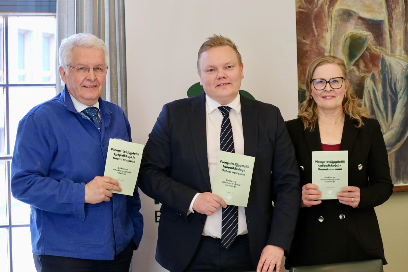 Kansanedustajat Mauri Kontu, Antti Kurvinen ja Hanna Räsänen