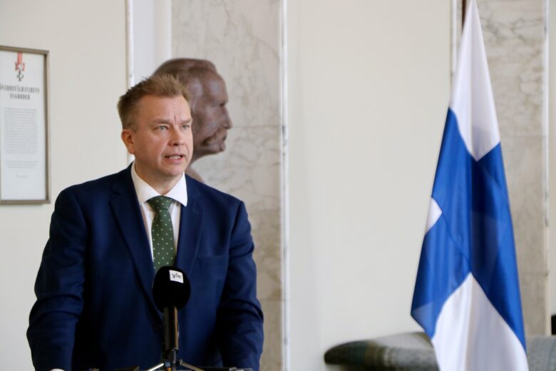 Puheenjohtaja Antti Kaikkonen suomen lipun kanssa