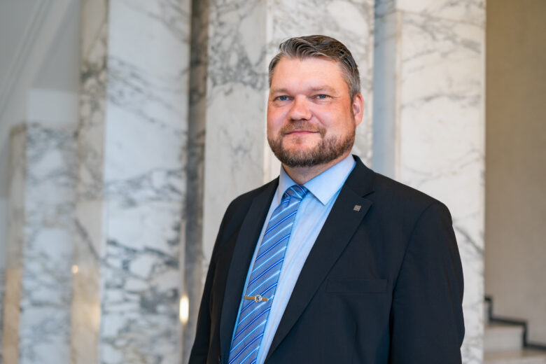 Kansanedustaja Mikko Savola eduskunnan portaikossa