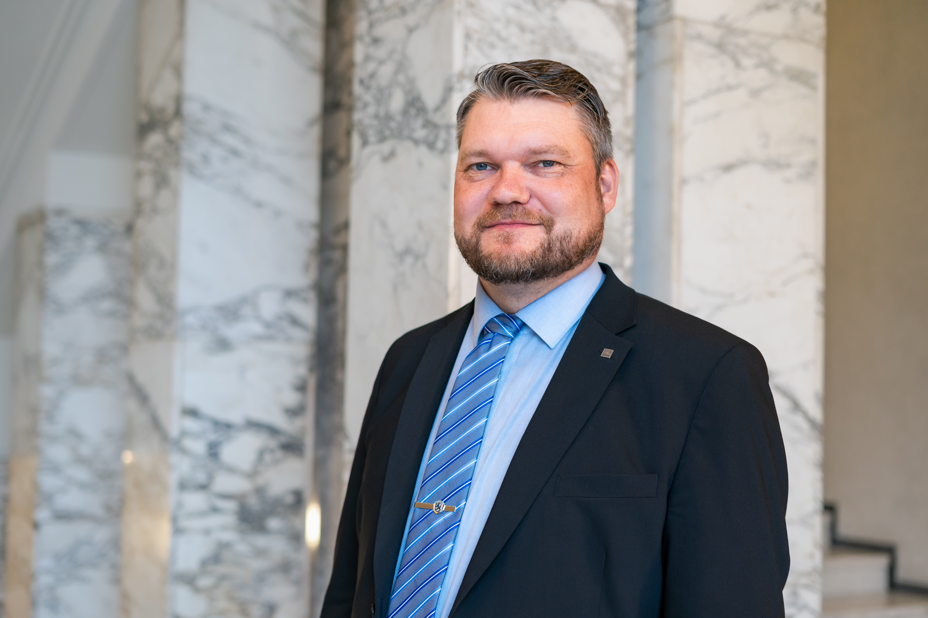 Kansanedustaja Mikko Savola eduskunnan portaikossa